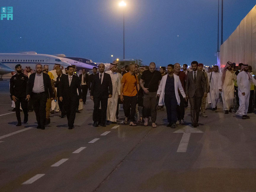 سجناء أفرجت عنهم روسيا بوساطة سعودية لدى وصولهم إلى المملكة - 21 سبتمبر 2022 - واس