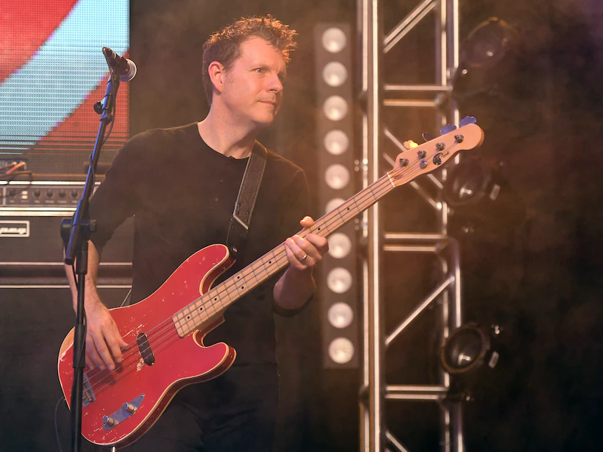 ستيف ماكي عازف جيتار الباص في فرقة "بالب" خلال حفل بلاس فيجاس في الولايات المتحدة. 30 أغسطس 2019 - AFP