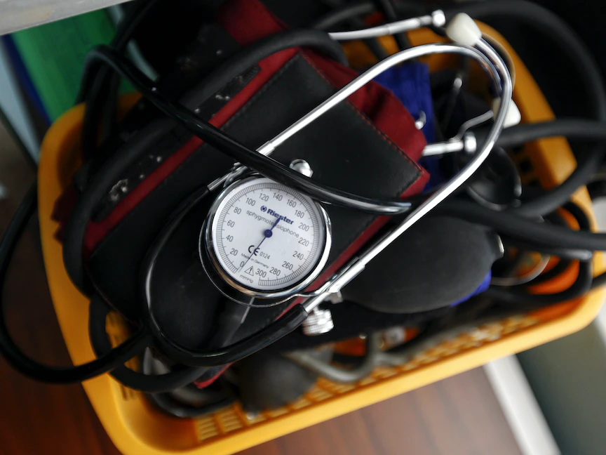 بعض أجهزة قياس ضغط الدم التي يتم استخدامها عادة في المنازل، موضوعة في وعاء بلاستيك. - Reuters