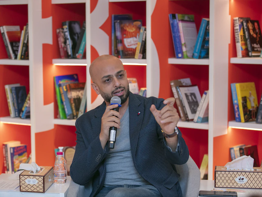 الروائي المصري أحمد مراد خلال أمسيته الثقافية في معرض الشارقة الدولي للكتاب - twitter/SharjahBookAuth