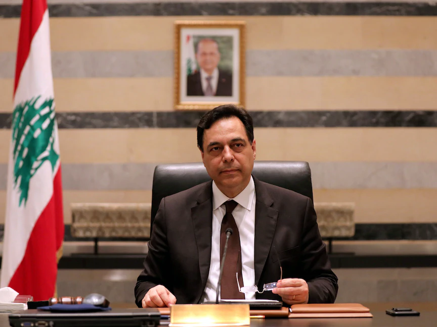 رئيس حكومة تصريف الأعمال السابق حسان دياب في مقر الحكومة اللبنانية بعد أسبوع على انفجار مرفأ بيروت، 10 أغسطس 2020 - REUTERS