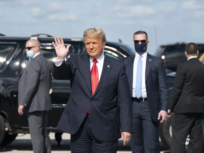 الرئيس الأميركي السابق دونالد ترمب يلقي التحية لأنصاره في ولاية فلوريدا - AFP