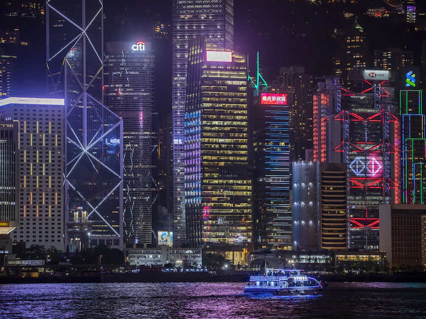 بنايات أمام ميناء فيكتوريا في هونغ كونغ - 1 يوليو 2021 - Bloomberg