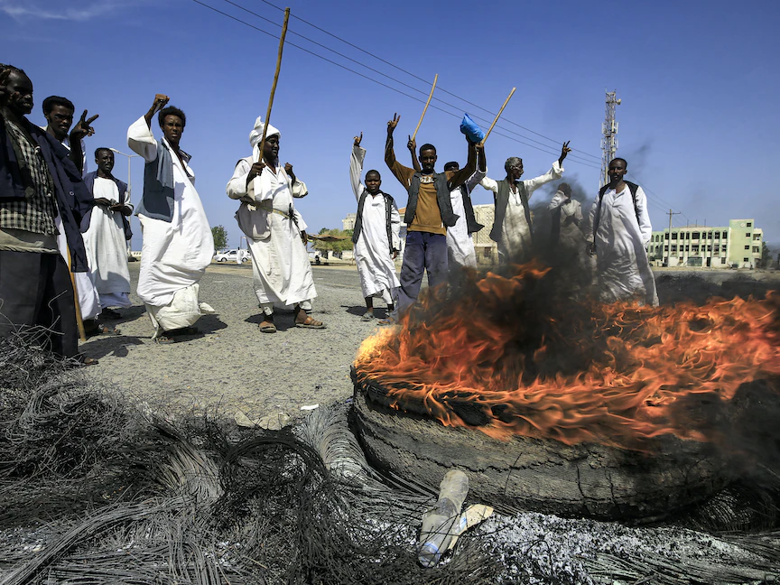 محتجون من قبائل البجا يحرقون إطارات خلال احتجاجات في شرق السودان- 09 أكتوبر 2021 - AFP