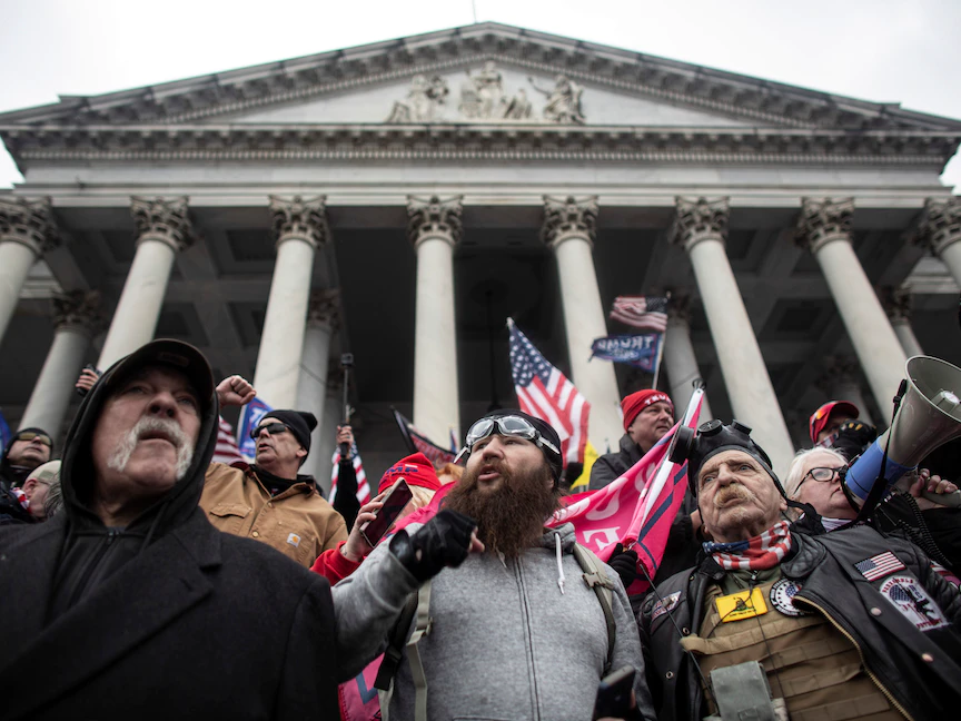 محتجون مؤيدون لترمب يحتشدون أمام الكونجرس لرفض نتائج الانتخابات الرئاسية الأميركية لعام 2020- 6 يناير 2021 - REUTERS