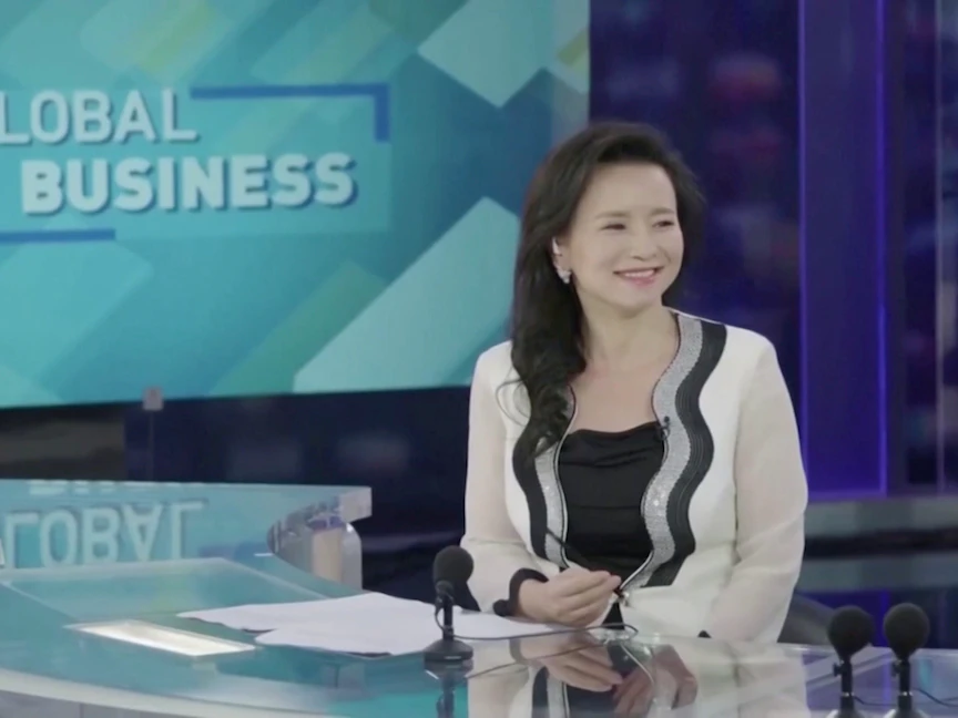 الصحافية الأسترالية الصينية تشينغ لي في ستوديو التلفزيون الصيني في بكين خلال لقاء تلفزيوني سابق - via REUTERS