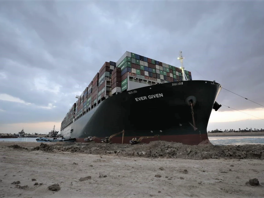 السفينة الجانحة في قناة السويس والتي تسببت في تعطيل حركة الملاحة - 27 مارس 2021 - suezcanal.gov.eg