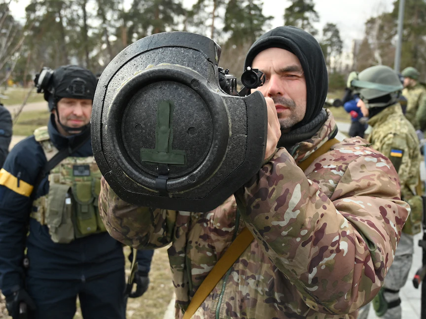 جندي أوكراني يفحص قاذفة مضادة للدبابات في كييف - 9 مارس 2022 - AFP