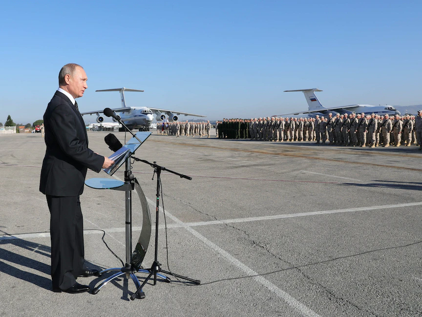 الرئيس الروسي فلاديمير بوتين خلال زيارته قاعدة حميميم العسكرية الروسية في سوريا - 11 ديسمبر 2017 - AFP