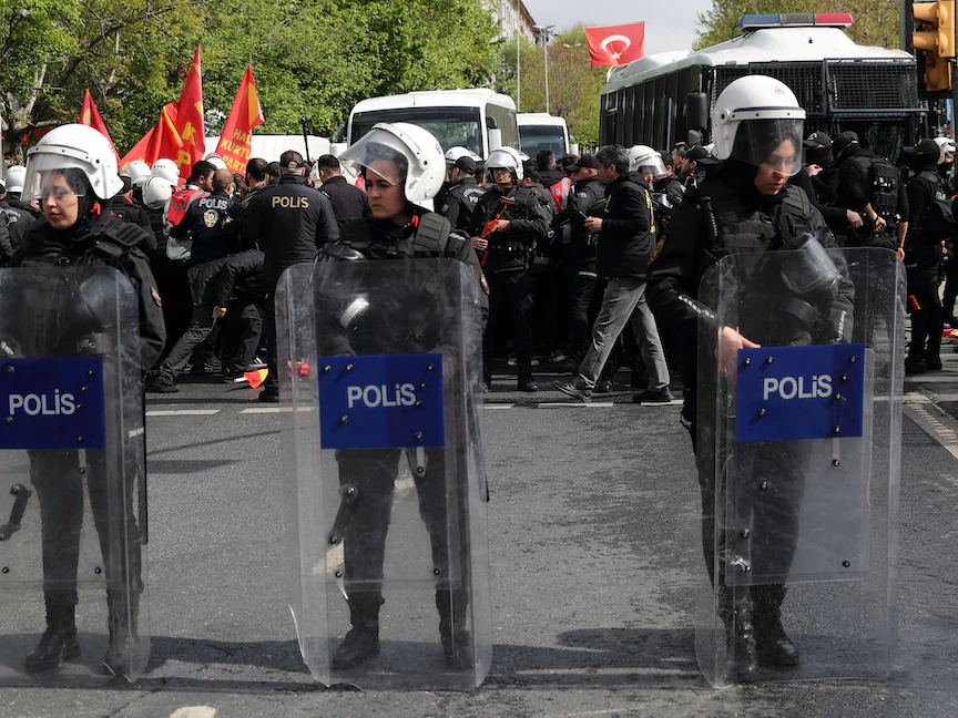 قوات أمنية في تركيا تمنع مرور تظاهرة خلال عيد العمال - 01 مايو 2022 - REUTERS
