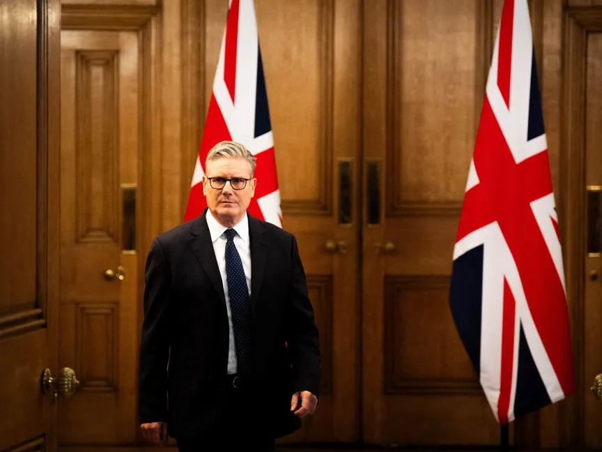 رئيس الوزراء البريطاني السير كير ستارمر يصل لإلقاء كلمة عقب الحادث الذي وقع في كنيس هيتون بارك اليهودي في كرومبسال، مانشستر، في 10 داونينج ستريت، لندن، بريطانيا، 2 أكتوبر 2025 - via REUTERS