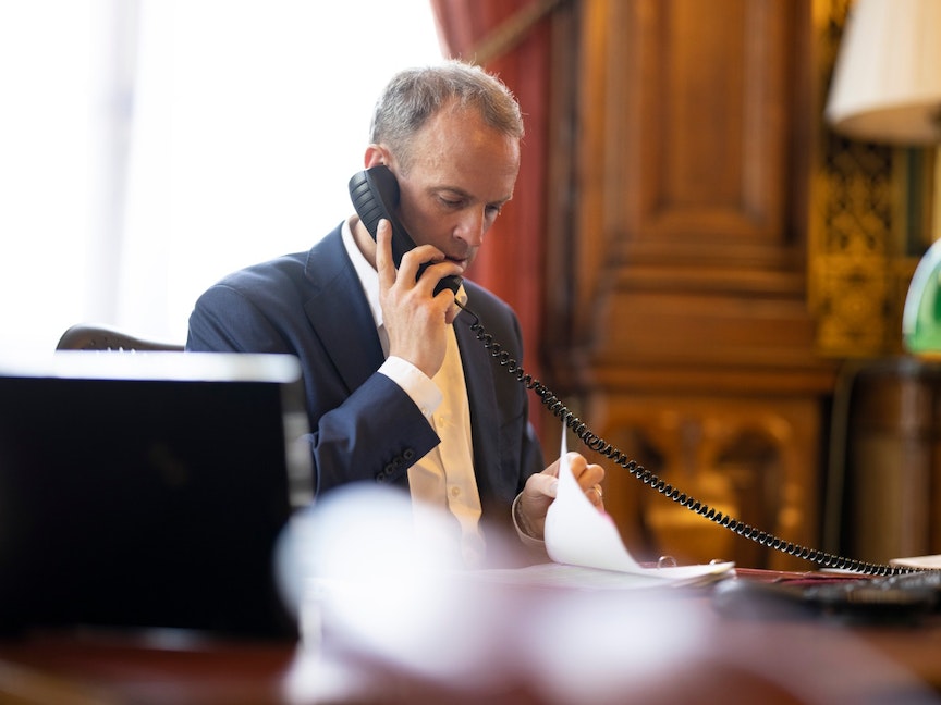 بعد أشهر من التوتر.. وزير الخارجية البريطاني يهاتف نظيره الصيني