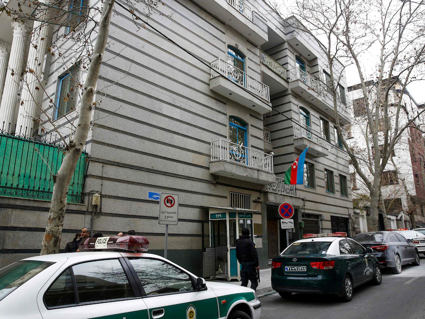 عناصر من الشرطة تقف في حراسة أمام السفارة الأذربيجانية في طهران بعد هجوم مسلح- 27 يناير 2023 - AFP