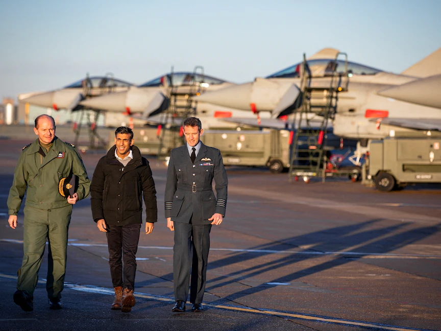 رئيس الوزراء البريطاني ريشي سوناك أمام مقاتلة من طراز "تايفون" خلال زيارته لقاعدة "كونينجسبي" الجوية بمقاطعة لينكنشاير شرق إنجلترا. 9 ديسمبر 2022 - REUTERS