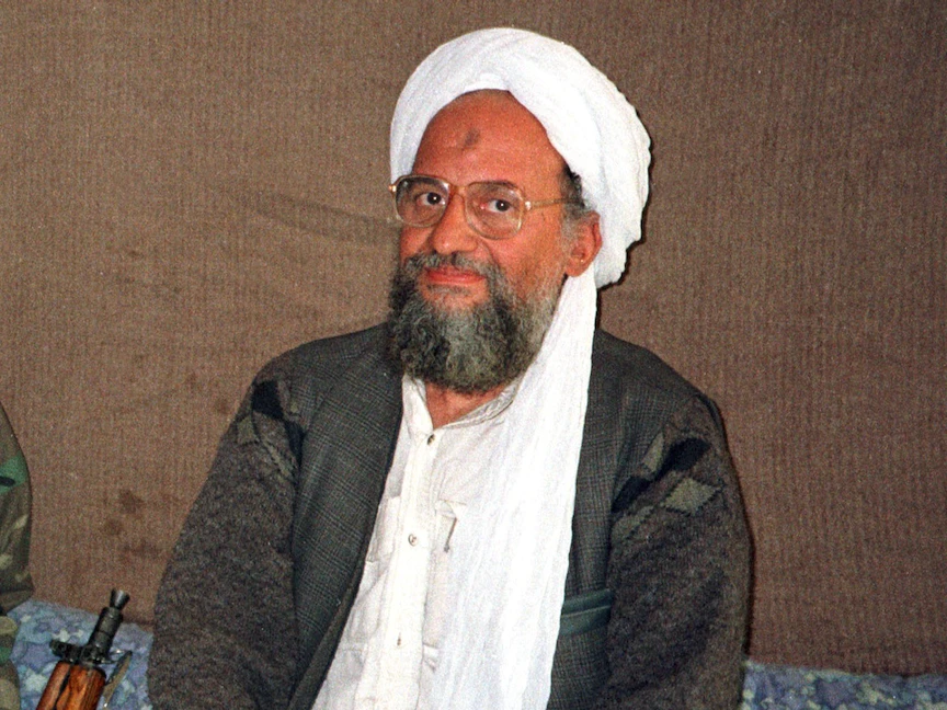 زعيم تنظيم القاعدة أيمن الظواهري في صورة مأخوذة من فيديو تم بثه في عام 2006 - REUTERS