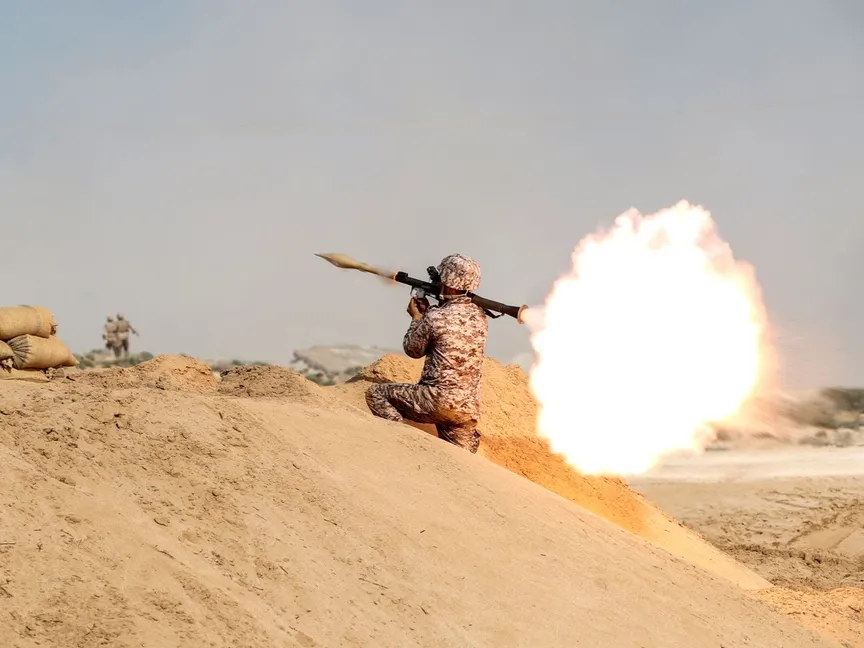 مقاتل في وحدة عسكرية تابعة للقوات البرية في "الحرس الثوري الإيراني" يطلق قذيفة صاروخية - REUTERS