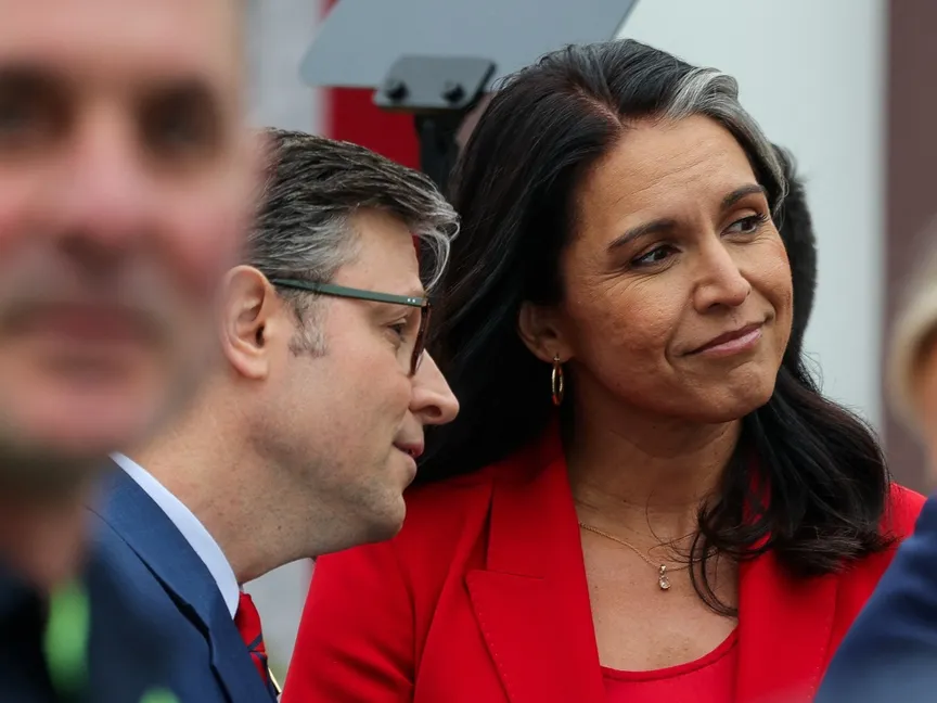 رئيس مجلس النواب الأميركي مايك جونسون (عن ولاية لويزيانا) ومديرة الاستخبارات الوطنية تولسي جابارد ينظران قبيل تصريحات الرئيس الأميركي دونالد ترمب بشأن الرسوم الجمركية، وذلك في حديقة الورود بالبيت الأبيض في واشنطن العاصمة، الولايات المتحدة. 2 أبريل 2025 - Reuters