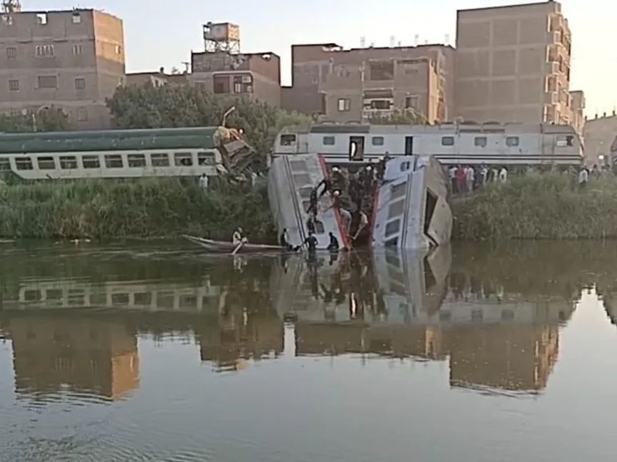 صورة تظهر عربتي قطار سقطا في ترعة الإبراهيمية بصعيد مصر. 13 أكتوبر 2024