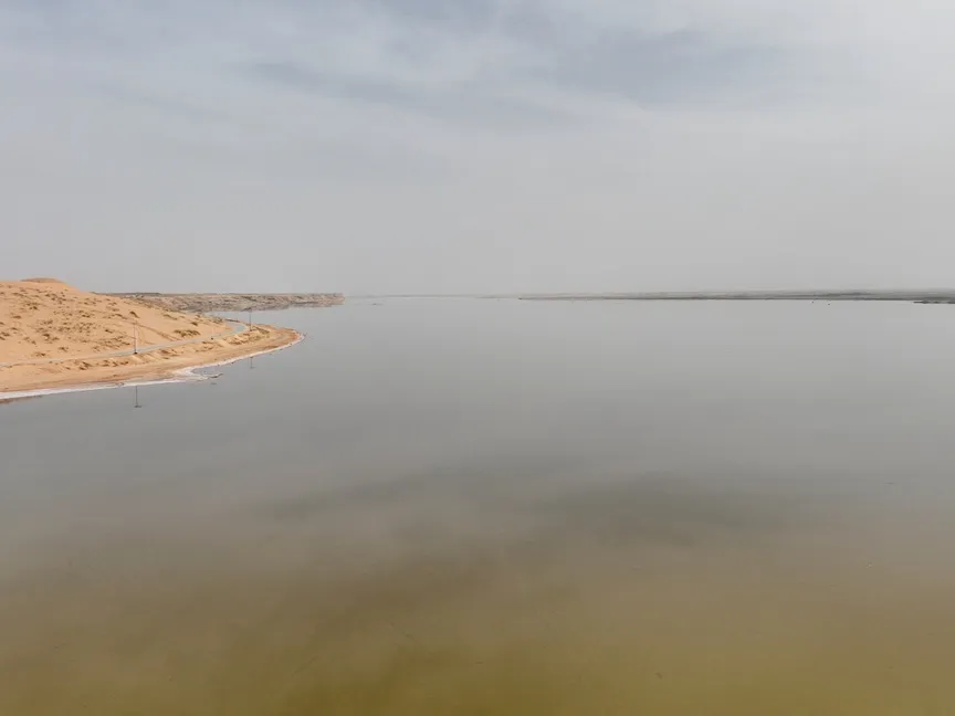 بحيرة العوشزية.. حين تتزين صحراء القصيم ببريق الملح والماء