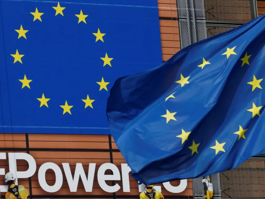 علم الاتحاد الأوروبي خارج مقر مفوضية الاتحاد الأوروبي في بروكسل. 19 أكتوبر 2022 - REUTERS