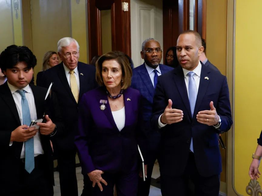 رئيسة مجلس النواب السابقة نانسي بيلوسي رفقة زعيم الأقلية في مجلس النواب حكيم جيفريز بعد اجتماع خاص في مبنى الكابيتول. الولايات المتحدة في 21 سبتمبر 2023 - reuters