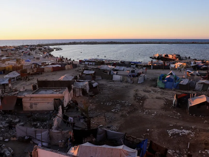 خيام تؤوي نازحين فلسطينيين جراء الهجوم العسكري الإسرائيلي على مدينة غزة. 7 أكتوبر 2025 - REUTERS