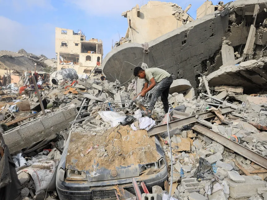 صبي فلسطيني يتفقد موقع غارة إسرائيلية في مدينة غزة. 30 يوليو 2026 - Reuters