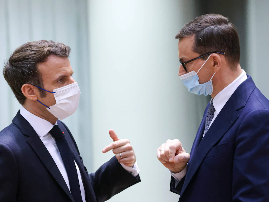 رئيس الوزراء البولندي ماتيوز مورافيسكي (يمين) والرئيس الفرنسي إيمانويل ماكرون على هامش اجتماع غير رسمي للمجلس الأوروبي بشأن أوكرانيا وروسيا في مبنى المجلس الأوروبي ببروكسل بلجيكا - 17 فبراير 2022 - AFP