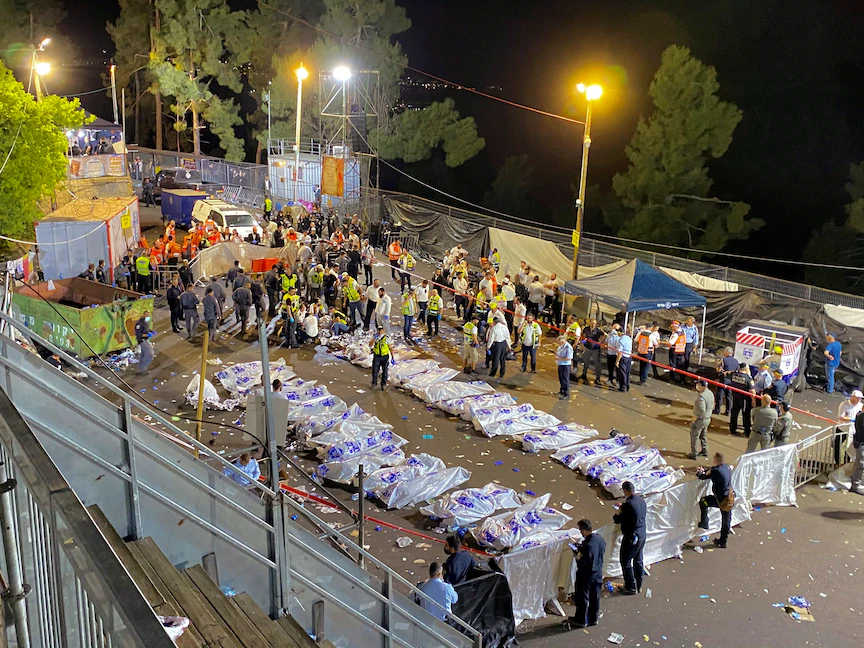 الطواقم الطبية والمسعفون يجمعون جثامين الضحايا في حادث التدافع بـ"جبل ميرون" في إسرائيل - REUTERS