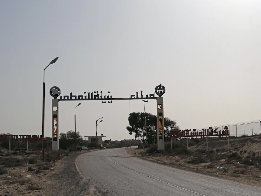 مدخل ميناء الزويتينة النفطي غرب بنغازي- أكتوبر 2020. - REUTERS