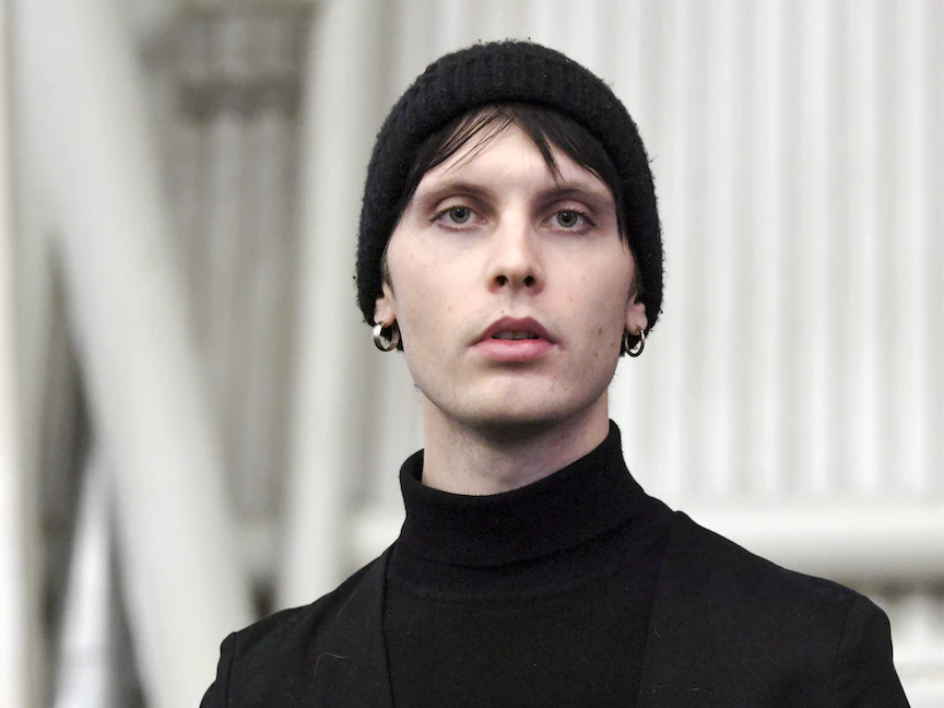 الكاتب الفنلندي الراحل ميكي ليوكونن في معرض هلسنكي للكتاب. 25 أكتوبر 2019 - AFP