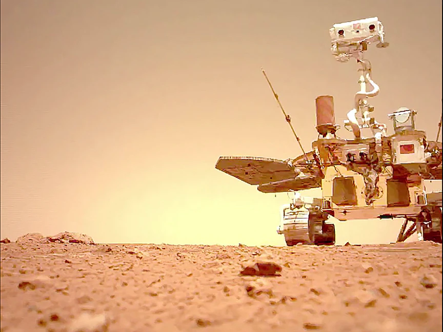 لقطة شاشة مأخوذة من فيديو نشرته إدارة الفضاء الوطنية الصينية (CNSA) تظهر مركبة "Zhurong Mars" الصينية تتحرك على سطح المريخ- 27 يونيو 2021 - AFP