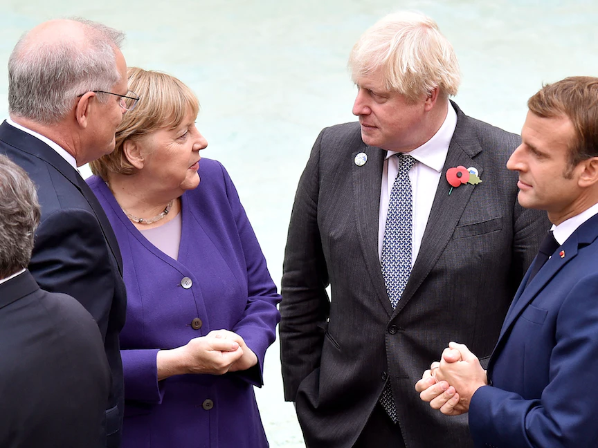 الرئيس الفرنسي، إيمانيول ماكرون (يمين) ورئيس الوزراء الأسترالي، سكوت موريسون (يسار)، في روما خلال قمة العشرين يتوسطهما رئيس الوزراء البريطاني بوريس جونسون والمستشارة الألمانية أنجيلا ميركل. 30 أكتوبر 2021 - AFP