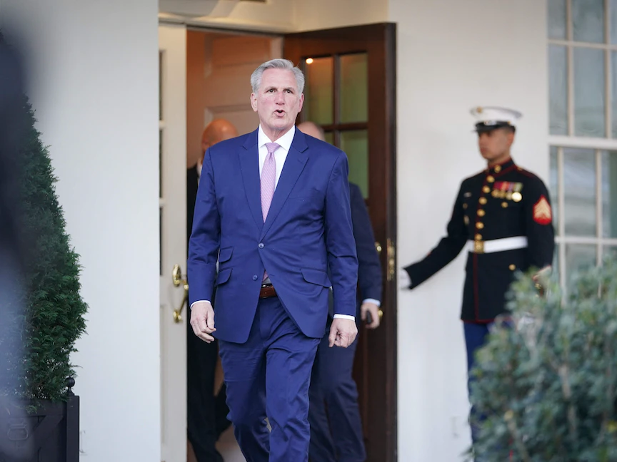 رئيس مجلس النواب الأميركي كيفين مكارثي يغادر البيت البيت الأبيض عقب لقائه مع الرئيس جو بايدن - 1 فبراير 2023 - AFP