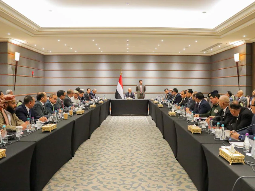 رئيس مجلس القيادة الرئاسي اليمني رشاد العليمي خلال اجتماع لأعضاء مجلس القيادة ورئيس وأعضاء الحكومة والمحافظين - 15 أبريل 2022 - sabanew.net