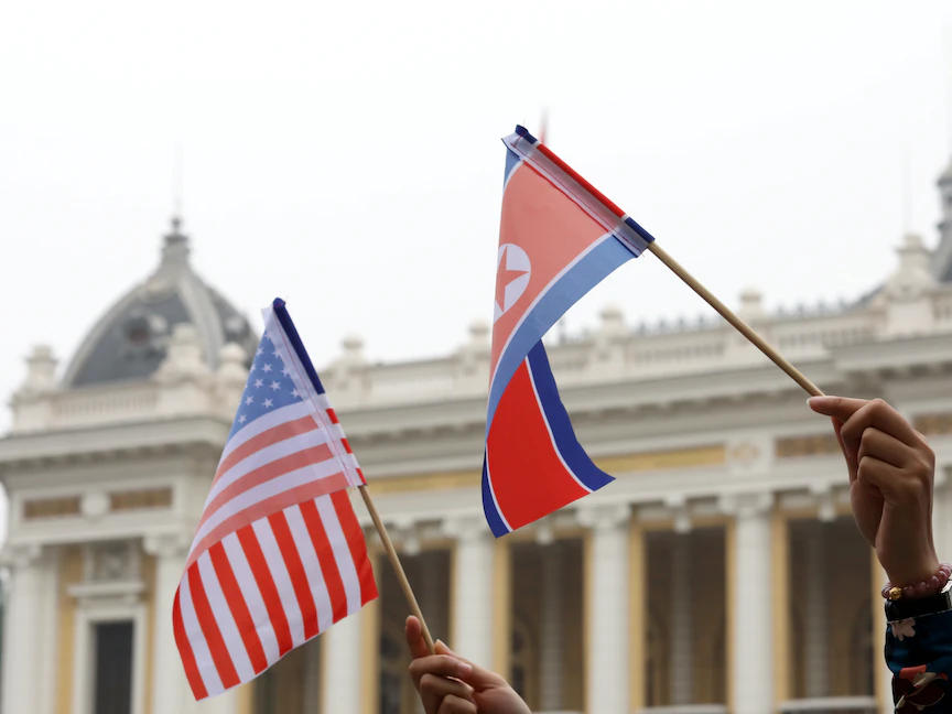 سكان يرفعون علم الولايات المتحدة وكوريا الشمالية على هامش القمة الثانية بين الولايات المتحدة وكوريا الشمالية في هانوي، فيتنام، 28 فبراير 2019 - REUTERS