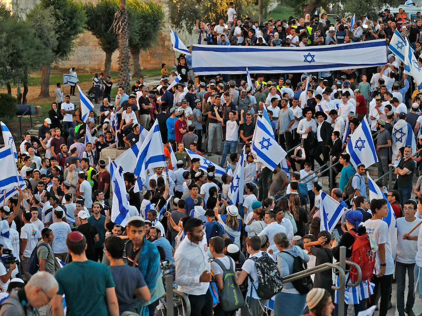 مسيرة الأعلام الإسرائيلية بالقرب من البلدة القديمة في القدس – 15 يونيو 2021 - AFP