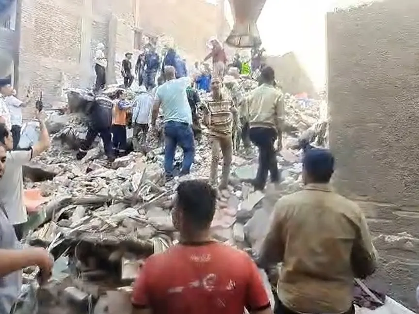 صورة مأخوذة من فيديو لمحاولات العثور على ناجين جرّاء انهيار عقار في أسيوط بمصر. 1 يوليو 2024 - الشرق