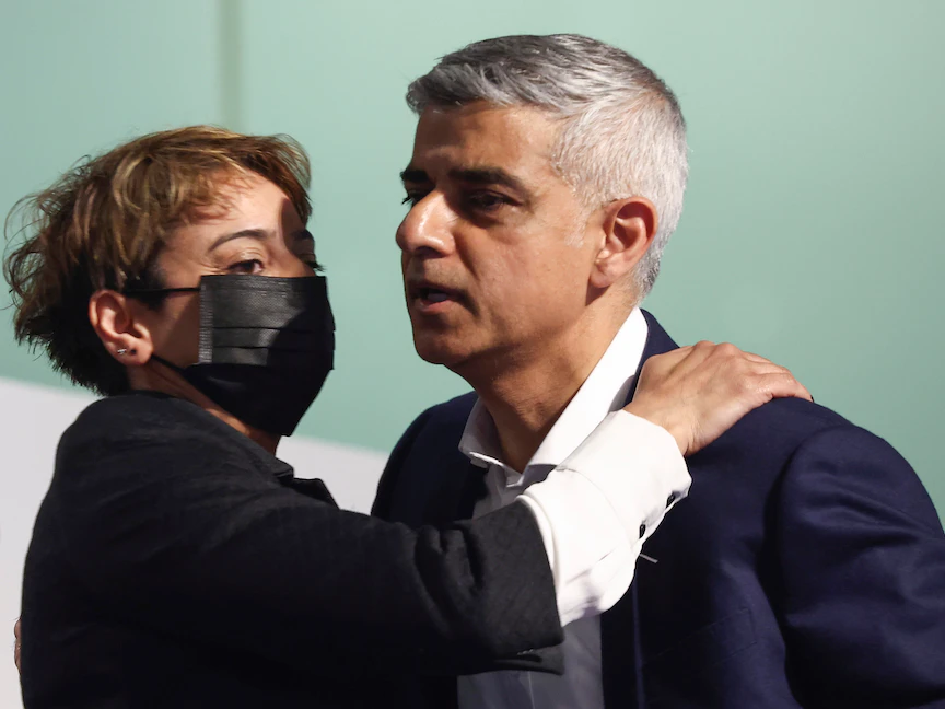 صادق خان يعانق زوجته عقب إعلان نتائج الانتخابات البلدية في لندن. - REUTERS