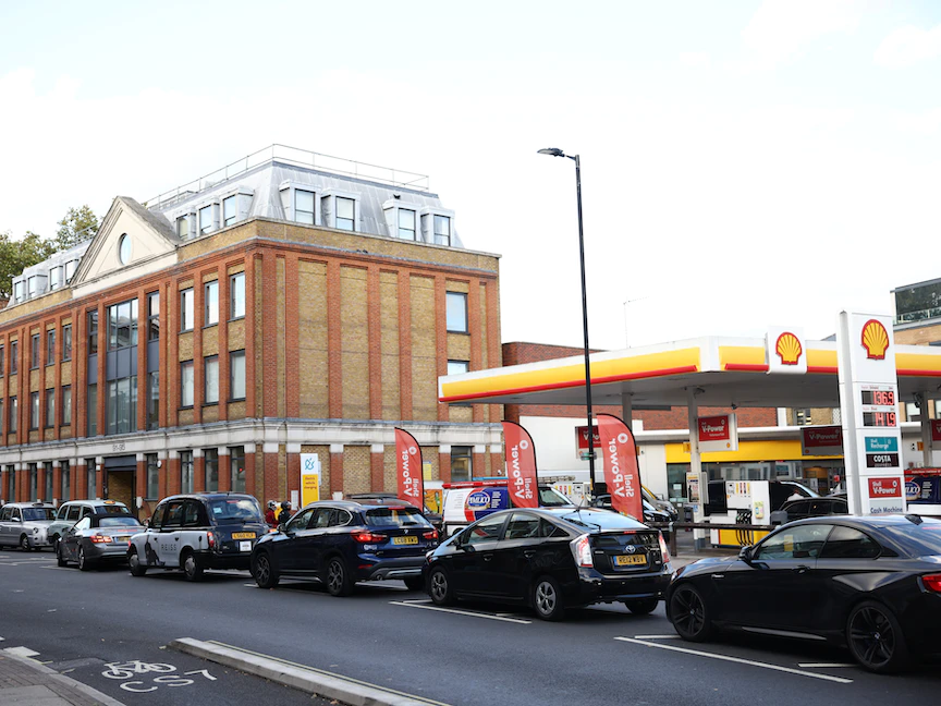 جانب من اصطفاف السيارات أمام محطات الوقود في لندن وسط نقص في الإمدادات 27 سبتمبر 2021 - REUTERS