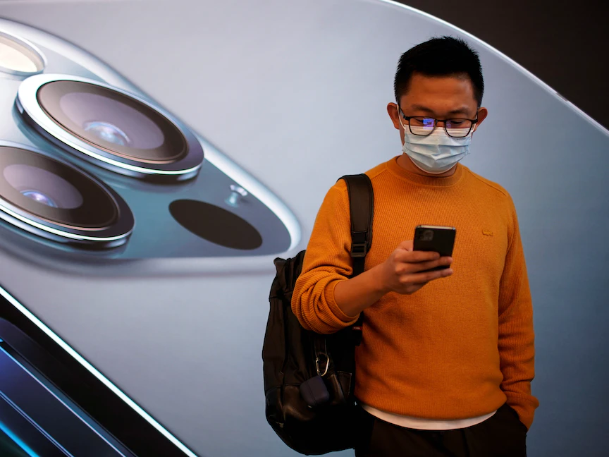 لافتة إعلانية لهاتف آيفون 12 - REUTERS