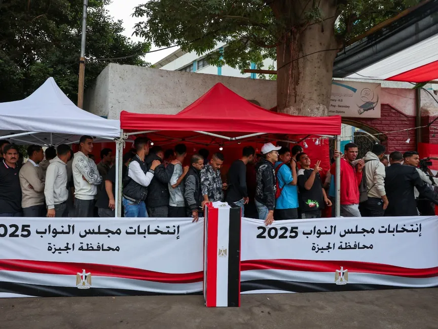 مصريون يصطفون للتصويت في إحدى لجان الانتخابات البرلمانية في محافظة الجيزة، مصر. 10 نوفمبر 2025 - Reuters