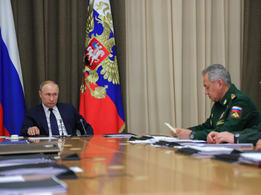 الرئيس الروسي فلاديمير بوتين ووزير الدفاع سيرجي شويجو ورئيس الأركان العامة للقوات المسلحة الروسية فاليري جيراسيموف في مدينة سوتشي - 1 نوفمبر 2021 - REUTERS