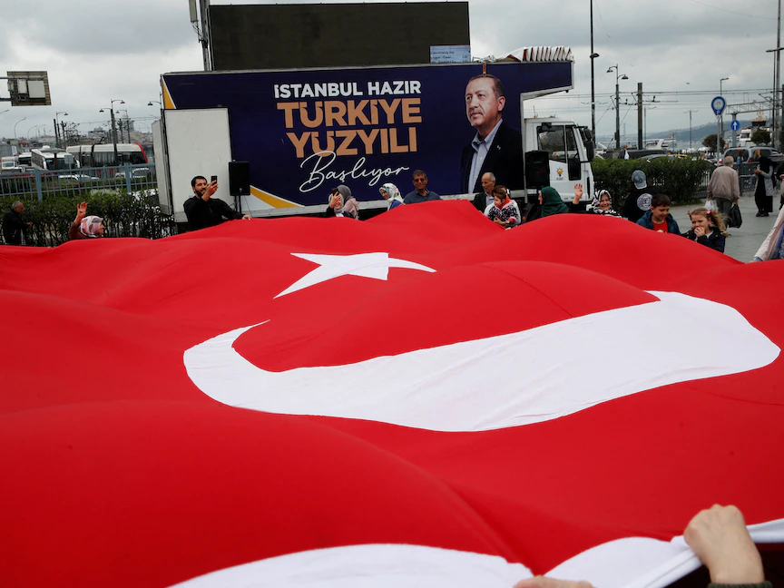 أنصار الرئيس التركي رجب طيب أردوغان في إسطنبول يحملون علم تركيا بنقطة انطلاق حملته الانتخابية قبل جولة الإعادة. 20 مايو 2023 - REUTERS