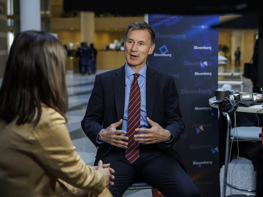 وزير الخزانة البريطاني جيريمي هانت خلال مقابلة مع تلفزيون "بلومبرغ" على هامش اجتماعات صندوق النقد الدولي في واشنطن. 12 أبريل 2023 - Bloomberg