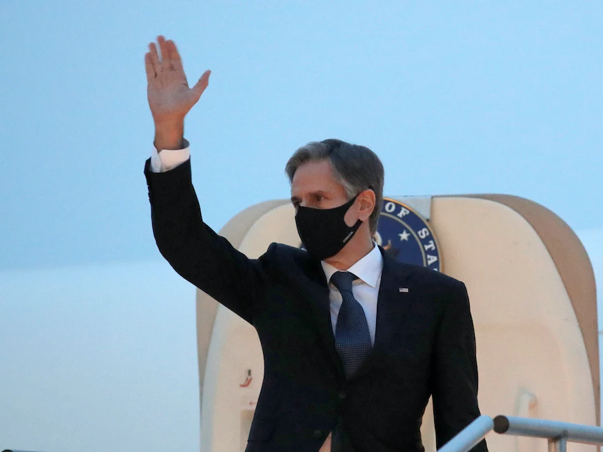وزير الخارجية الأمريكي أنتوني بلينكين يلوح بيده على سلم طائرة أميركية - REUTERS