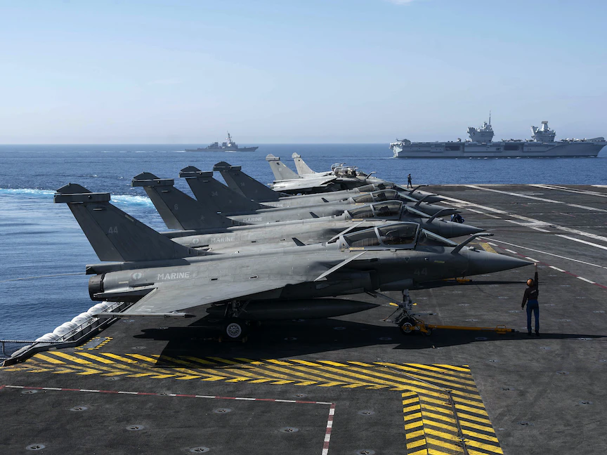 مقاتلات فرنسية من طراز "رافال" على متن حاملة الطائرات شار دي جول خلال تدريبات في البحر المتوسط - 3 يونيو 2021 - AFP