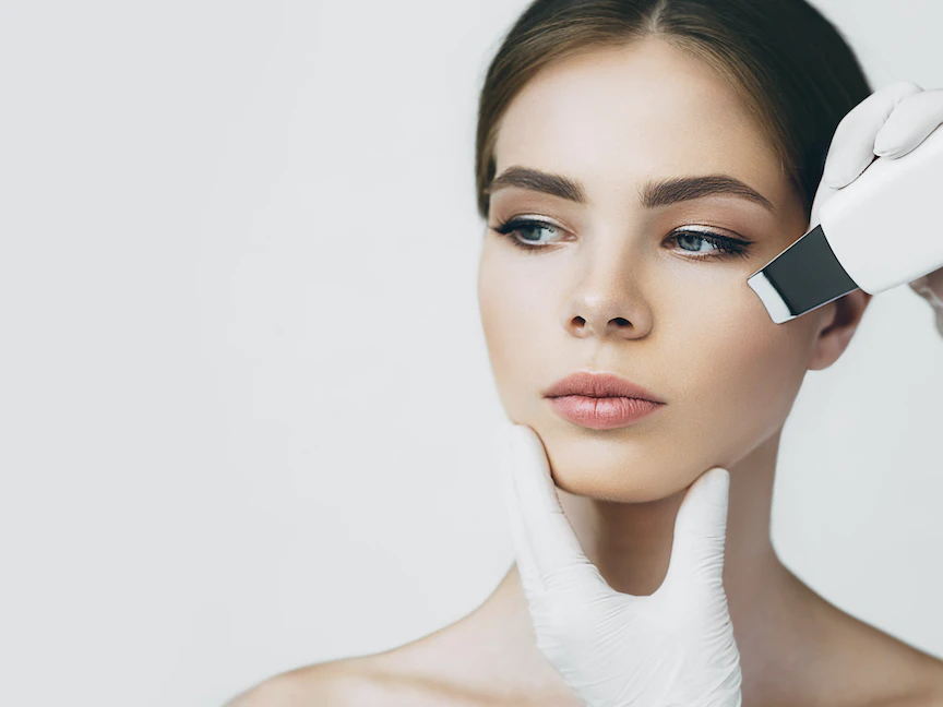 امرأة تخضع لعلاج الجلد بالتقشير. - Science Photo Library