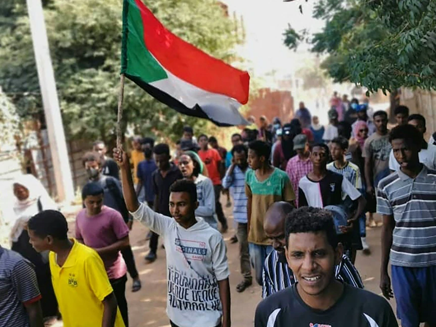 شبان سودانيون في شوارع العاصمة الخرطوم وسط مظاهرات مستمرة ضد قرارات قائد الجيش، 4 نوفمبر 2021 - AFP