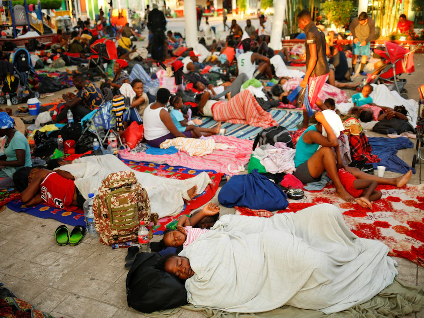 مهاجرون يستريحون أثناء مشاركتهم في قافلة متجهة إلى حدود الولايات المتحدة من المكسيك - 23 نوفمبر 2021 - REUTERS